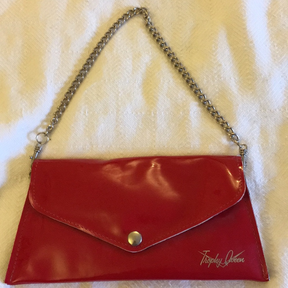 Red trophy queen clutch